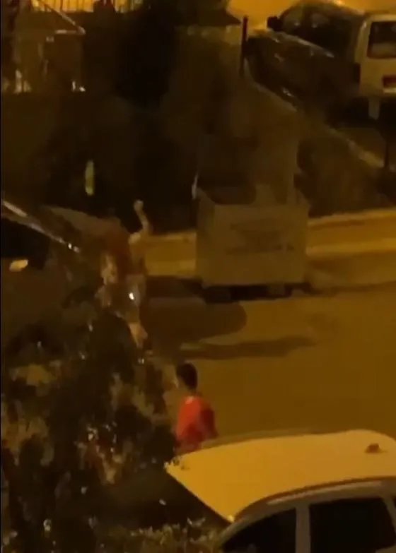 antalyada-gozu-donen-kadin-dehset-sacti-tasla-otomobile-saldirdigi-anlar-kamerada-1664977582139.jpg Antalya’da gözü dönen kadın dehşet saçtı! Taşla otomobile saldırdığı anlar kamerada - 4