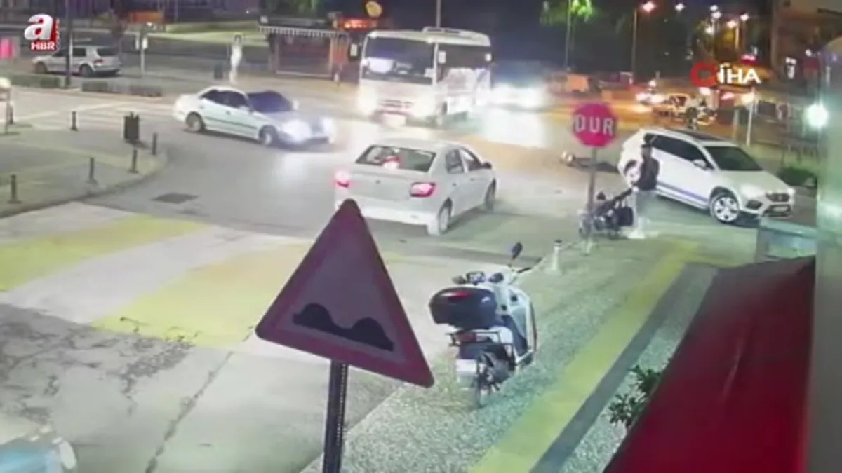 Aracıyla ‘U’ dönüşü yapan sürücünün kararsızlığı motosiklet sürücüsünü hastanelik etti