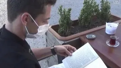 Kitap okuyana çay bedava