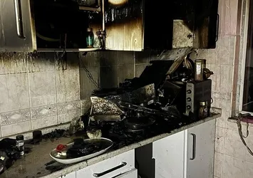 Ocakta unutulan yemek mutfağı yaktı