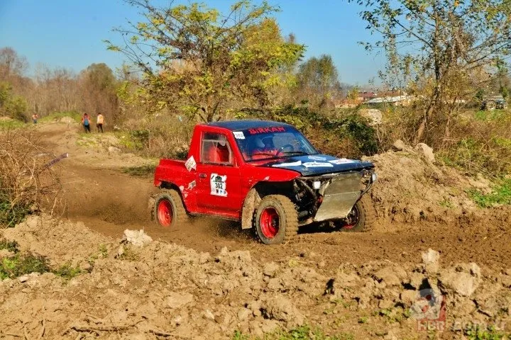 Sakarya’da düzenlenen Off-Road yarışından nefes kesen görüntüler