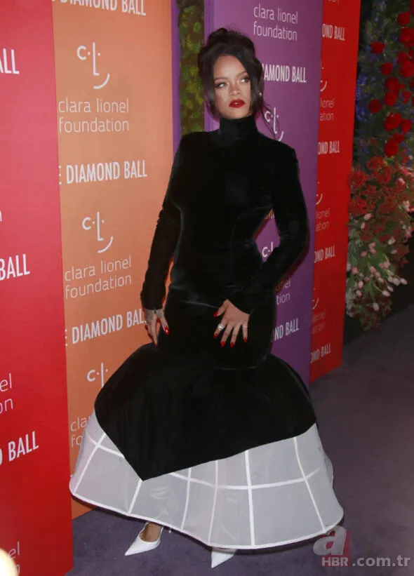 Rihanna hamile mi? İşte Diamond Ball 2019'da göbeğiyle dikkat çekti 5