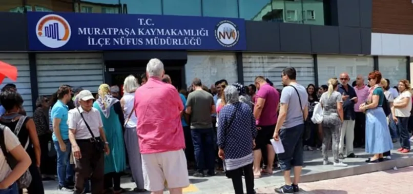 Nüfus müdürlükleri önünde seçim kuyruğu!