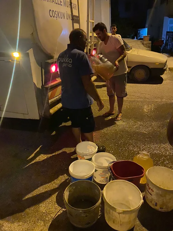 Turizm beldesi Bodrum'da su çilesi! CHP'li belediyenin yapamadığını mahalle muhtarı yaptı: Tankerle su dağıttı - 4
