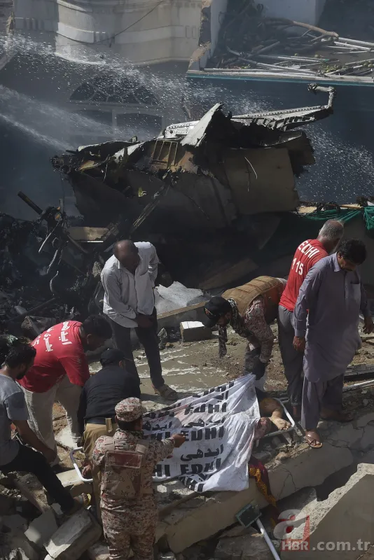 Pakistan'daki feci uçak kazasında sadece iki kişi kurtuldu! 97 kişi hayatını kaybetti! 15