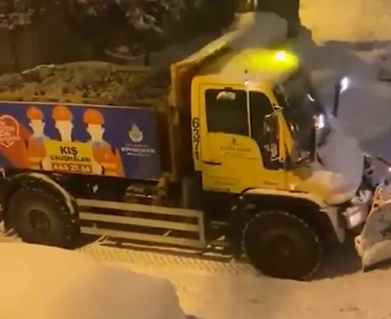 Vatandaş yolda Ekrem İmamoğlu sınıfta kaldı! Kar küreme aracının bu hali isyan ettirdi - 1