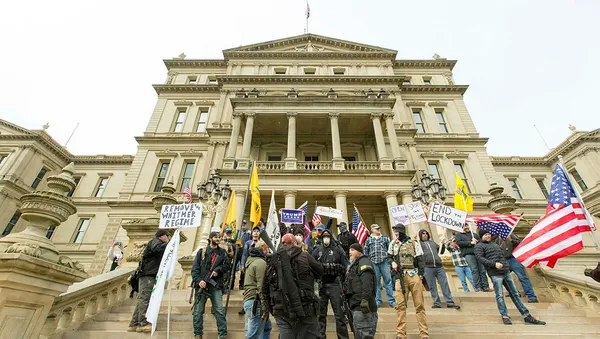 ABD’nin Michigan eyaletinde tuhaf görüntü! Silahlı gruptan koronavirüs protestosu
