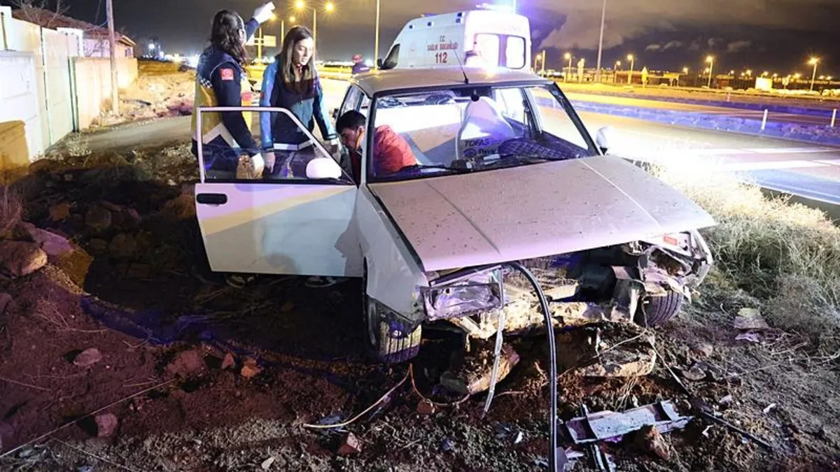 Aksaray'da feci kaza! Otomobil hurdaya döndü: 2 yaralı