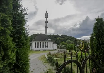 Bosna'nın 'ada camisi' manzarasıyla büyülüyor
