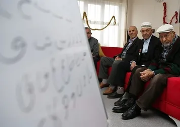 Huzurevinde Kur'an okumayı öğreniyorlar