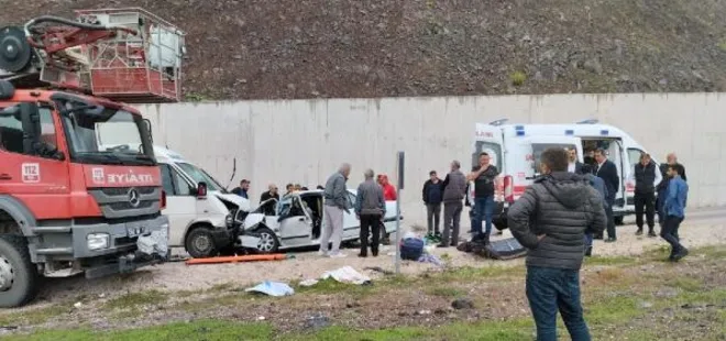 Tokat'ta öğrenci servisi ile otomobil çarpıştı! Ölü ve yaralılar var