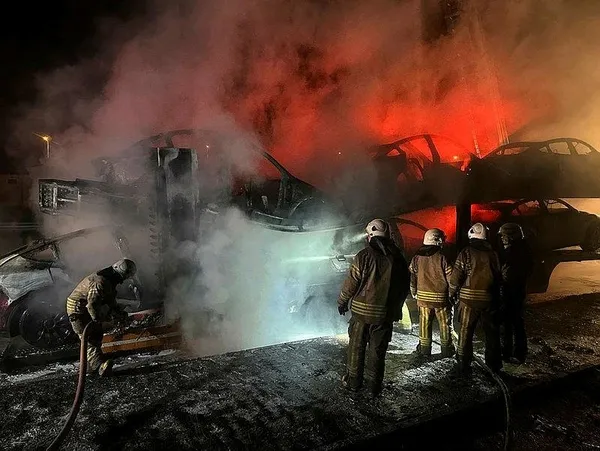 1696561248880.jpeg Tuzla'da TIR'la taşınan 6 elektrikli araç küle döndü - 3