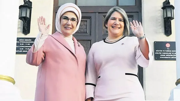 cocuklar-ile-emine-erdogan-arasinda-gulumseten-diyalog-baskan-erdogan-nerede-1669314150263.jpeg Çocuklar ile Emine Erdoğan arasında gülümseten diyalog: Başkan Erdoğan nerede? - 5