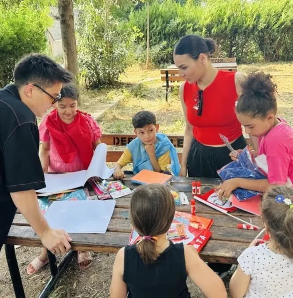 Atakan Özkaya ve Asena Girişken bayramda deprem bölgesinde! Çocuklarla bir araya geldiler