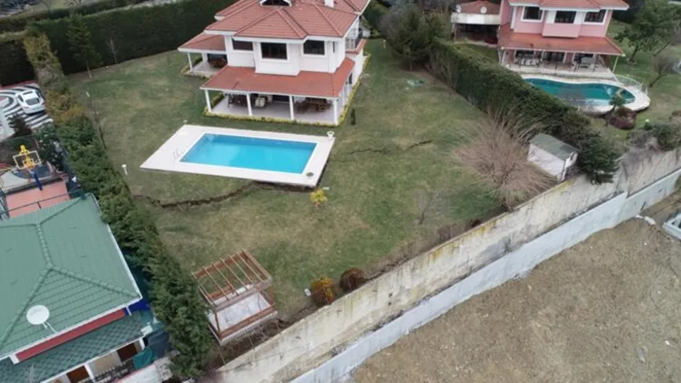 Büyükçekmece'de dev yarıklar oluştu: Her gün 10 santim kayıyor! Villalarda çökme tehlikesi