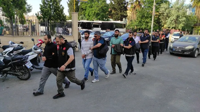 deas-operasyonunda-gozaltina-alinan-supheliler-adliyeye-sevk-edildi-1715957364205.jpg DEAŞ operasyonunda gözaltına alınan şüpheliler adliyeye sevk edildi - 1