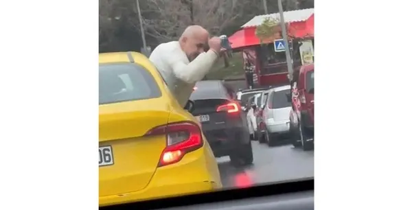 1704708215700.jpeg İstanbul'da hayrete düşüren manzara! Taksinin camından sarktı görenler şoke oldu - 3