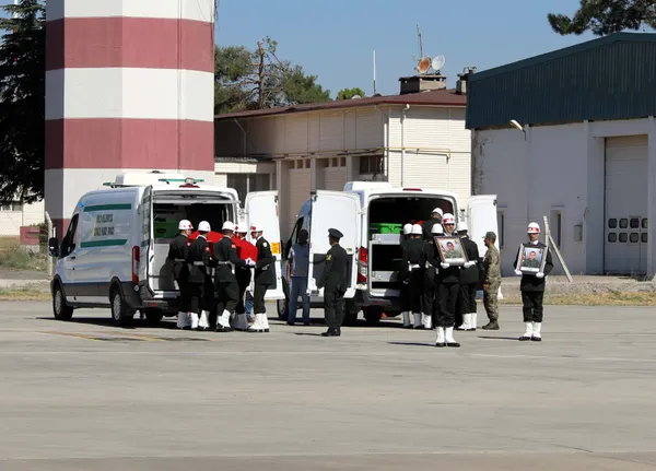 Son dakika: Fırat Kalkanı'ndan acı haber: 2 askerimiz şehit oldu! Ankara'ya uğurlandılar - 6