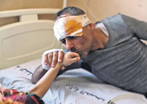 Filistinli baba Riyad Eshkuntana ile kızının ağlatan kavuşması! İsrail’in insanlık ayıbı adına özür diledi: Affet beni - 2