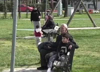 Sıcak havayı gören soluğu parklarda aldı