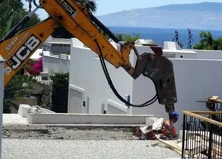 Yılmaz Özdil'in kaçak villasına ilk kepçe! Müştemilat duvarları yıkıldı