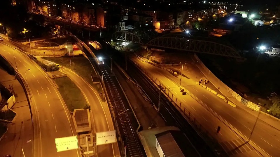 Marmaray’dan iki kıta arası geçiş yapan yük treni havadan görüntülendi | Video