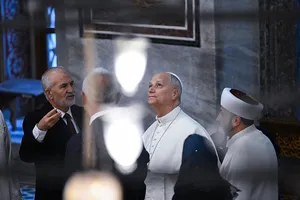 Papa 14. Leo gözlerini kubbeden alamadı