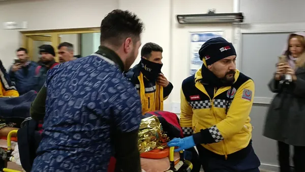 Hatay’da üst üste 2 mucize! Depremden tam 261 saat sonra sağ çıktılar! Hastaneye elinde tesbih ile gitti