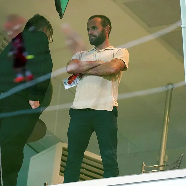 Galatasaray’ın yeni starları Mauro Icardi ve Juan Mata Kasımpaşa maçını tribünden takip etti! Heyecanlı tavırları dikkat çekti