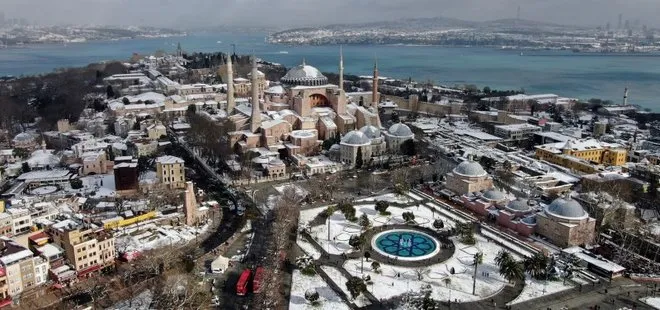 İstanbul’da görenleri hayran bırakan kar manzarası! Tarihi yarımada beyaza boyandı