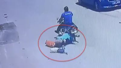 Eteği zincire takıldı!