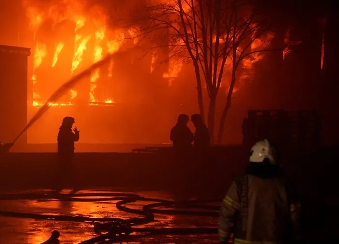 esenyurtta-buyuk-fabrika-yangini-ekiplerin-mudahalesi-suruyor-1767143948265.jpg FOTOĞRAF: AA