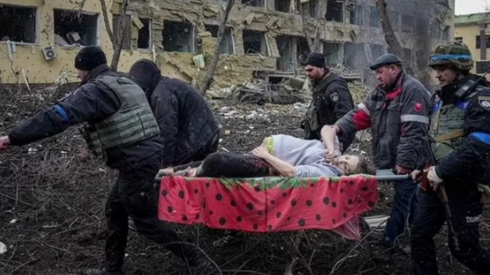 Rusya-Ukrayna savaşında bombalı saldırıya uğrayan doğumhaneden çıkarılan kadından kötü haber! Son sözleri boğazları düğümledi