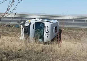 Yolcu indiren minibüse TIR arkadan çarptı
