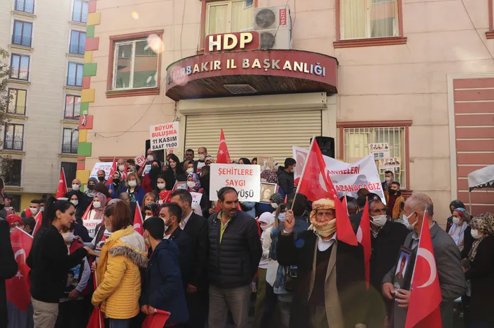 Diyarbakır annelerinden PKK'ya tepki: Pervin Buldan'ın kızı Avrupa'da geziyor benim kızım dağda - 2