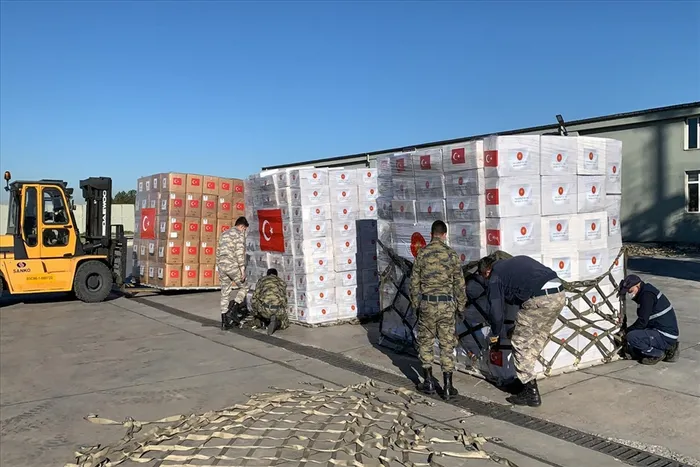 İngiltere'ye koronavirüs yardım paketlerini götüren uçak ve personel yurda döndü - 3