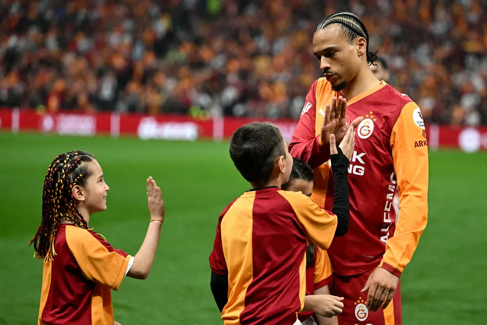 aslan-yeniden-zirvenin-tek-sahibi-iste-26-sampiyonlugun-hikayesi-1778364915305.jpg Aslan yeniden zirvenin tek sahibi! İşte 26. şampiyonluğun hikayesi - 4
