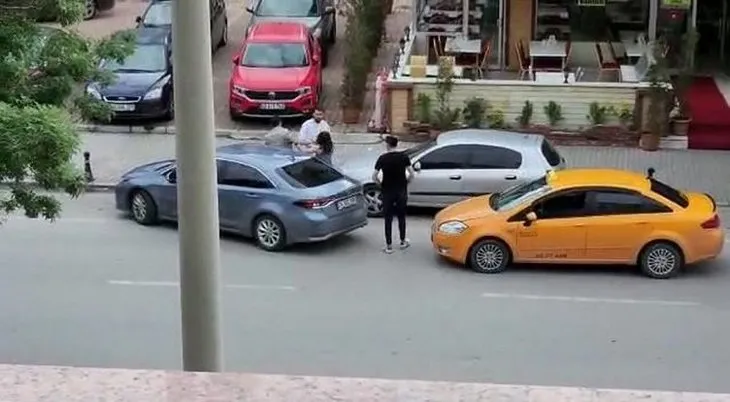 Genç kadın yolun ortasında taksi sürücüsüne saldırdı! İzleyenler şoka girdi