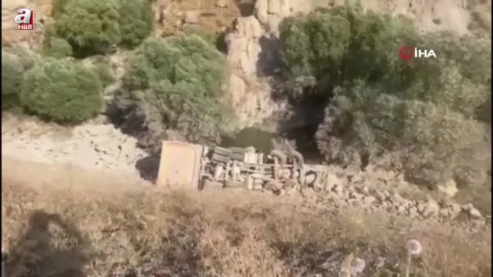 Hakkari’de kamyon uçuruma yuvarlandı