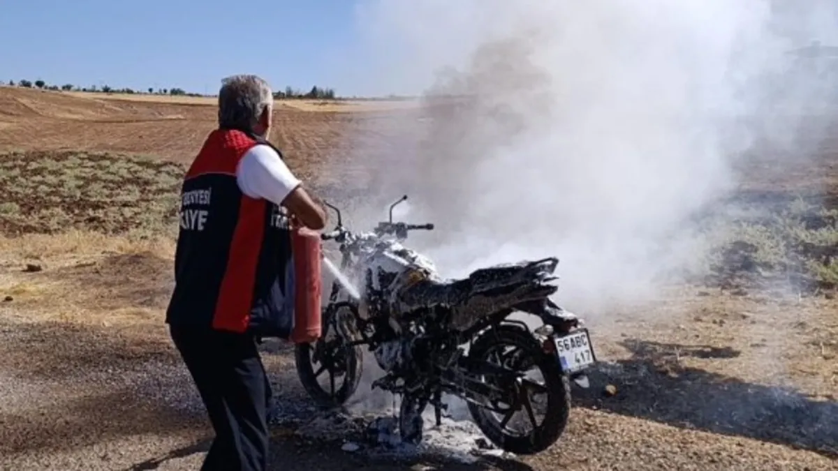 Seyir halindeki motosiklet alev topuna döndü!