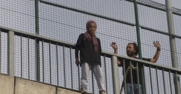 1695657194010.jpeg Kağıthane TEM'de intihar girişimi! Genç kadın korkuluklara çıktı: İtfaiyenin açtığı hava yastığına atladı - 1