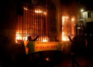 Fransa’da şok görüntüler! Protestocular Merkez Bankasını ateşe verdi