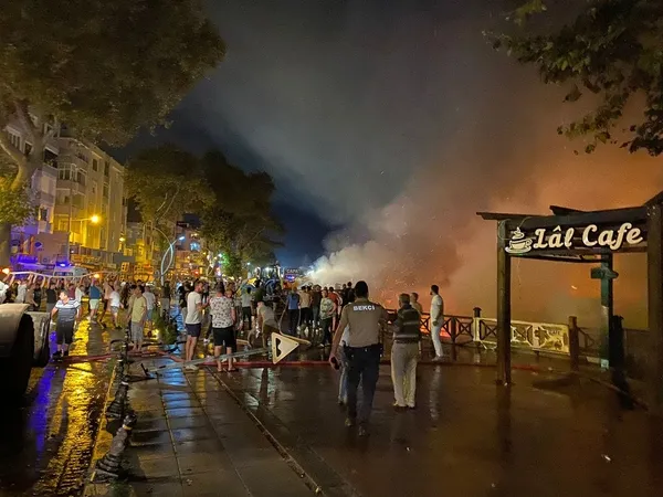 duzcede-kafede-yangin-sondurme-calismalari-devam-ediyor-1630009374813.jpg Düzce'deki yangın kontrol altına alındı: 2 işletme kullanılamaz hale geldi - 3