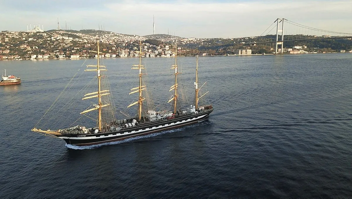 Tarihi gemi İstanbul Boğazı'ndan geçti