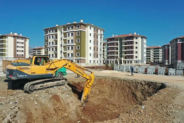 bakan-murat-kurum-deprem-bolgesinde-acikladi-298-bin-bina-yikik-ya-da-agir-hasarli-1679058184469.jpeg Bakan Murat Kurum deprem bölgesinde açıkladı: 11 ilde 20 bin konutun temelleri atılıyor - 3