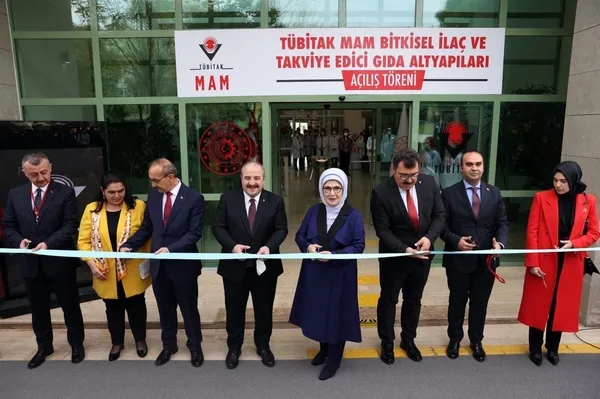 emine-erdogandan-tubitak-marmara-arastirma-merkezine-ziyaret-1638106457756.jpg Emine Erdoğan'dan TÜBİTAK Marmara Araştırma Merkezi'ne ziyaret - 5