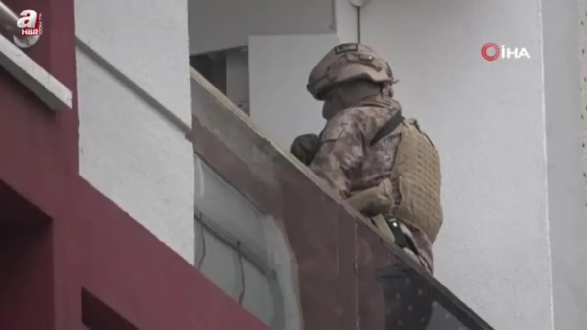 Balkondaki bıçaklı kriz özel harekat operasyonuyla son buldu