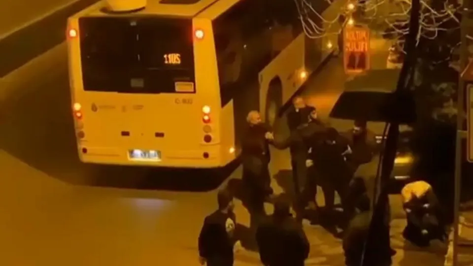 Sultanbeyli'de şehir magandaları otobüs şoförünü hastanelik etti! İşte dehşet anları
