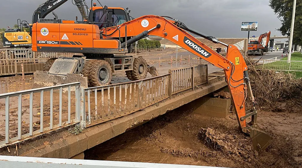 Erdemli’de şiddetli yağış sele neden oldu