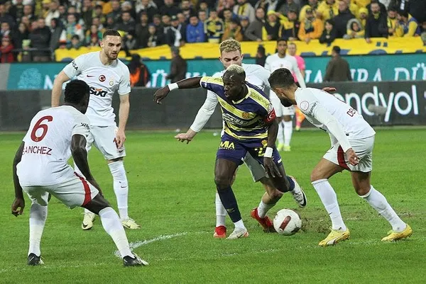 okan-buruktan-bambaska-bir-11-ankaragucu-karsisinda-surprizlerle-dolu-kadro-iste-galatasarayin-11i-1708276484965.jpeg Aslan kükredi! Galatasaray Ankaragücü'nü mağlup etti | İşte maçta yaşananlar... - 3